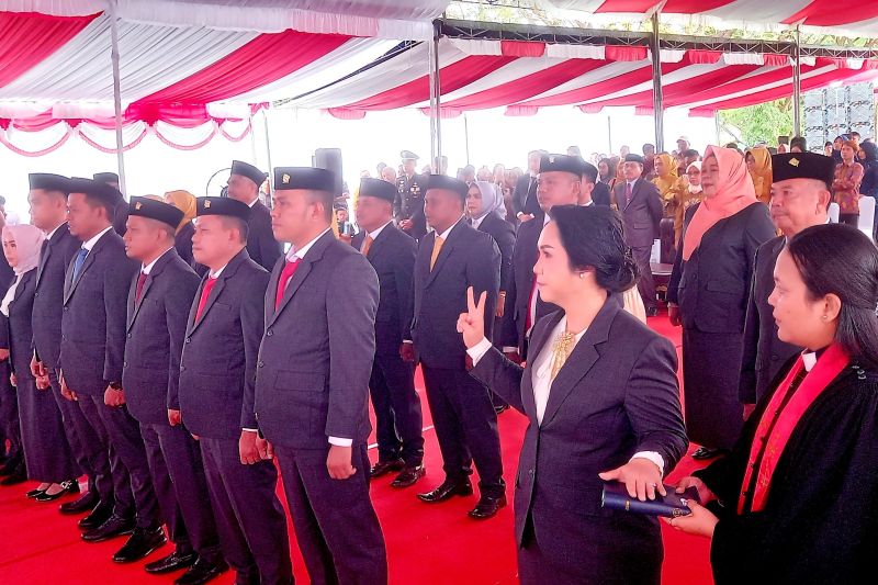 Pengucapan sumpah dan janji anggota DPRD Gorontalo Utara periode 2024 hingga 2029 yang dilakukan langsung oleh Wakil Ketua Pengadilan Negeri Limboto berlangsung di lingkungan kantor DPRD setempat. (ANTARA/Susanti Sako)