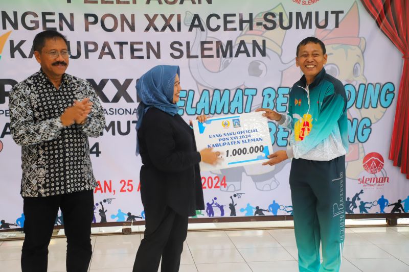 Bupati Sleman Kustini Sri Purnomo menyerahkan tambahan uang saku bagi atlet asal Sleman yang tergabung dalam kontingen DIY pada ajang PON XXI Aceh-Sumut di Sleman, Minggu (25/8/2024). ANTARA/HO-Bagian Prokopim Setda Sleman
