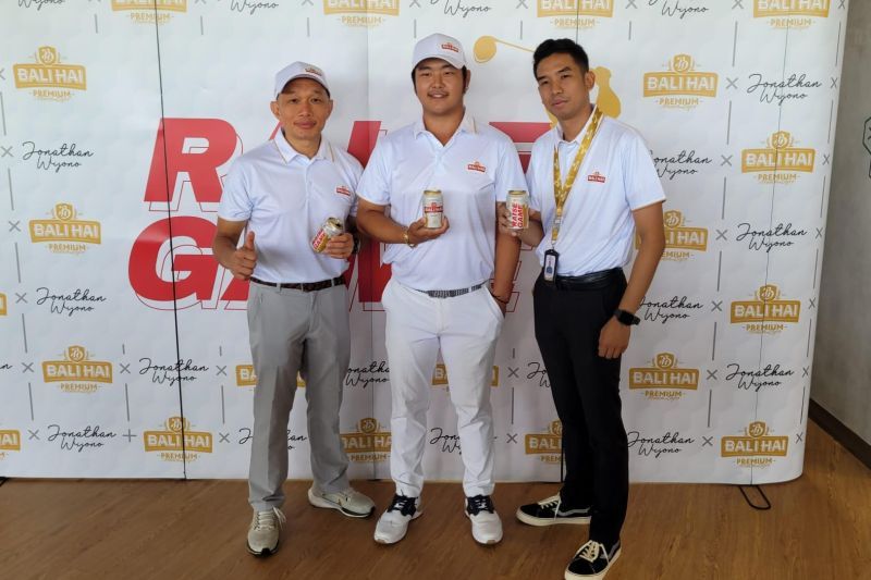 Pegolf Indonesia Jonathan Wijono (tengah) (ANTARA/HO)