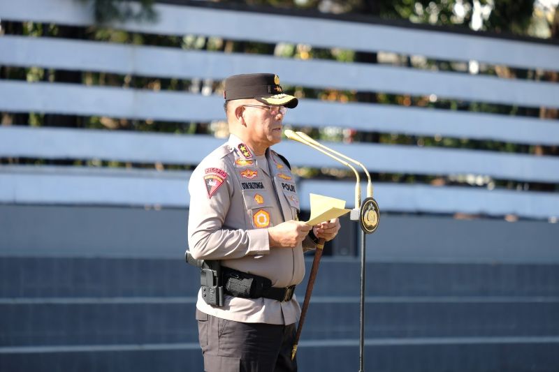 Kepala Kepolisian Daerah Nusa Tenggara Timur Irjen Pol. Daniel Tahi Monang Silitonga saat memberikan arahan kepada personelnya di Kupang. ANTARA/Ho-Humas Polda NTT.
