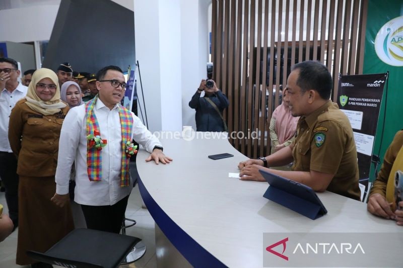 Menteri PANRB Abdullah Azwar Anas saat meninjau pelayanan di MPP Kabupaten Maros, Sulawesi Selatan, Senin (26/8/2024). (ANTARA/HO-Humas Kementerian PANRB)