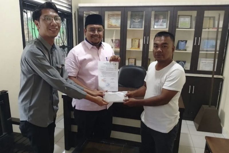 PTPN IV Regional III memberikan bantuan untuk desa terpencil di Riau semarakkan HUT RI ke-79. (ANTARA/HO-PalmCo Regional 3)