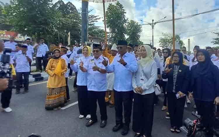 Paslon Nurhidayah - Suyanto Jadi Yang Pertama Mendaftar di KPU Kobar