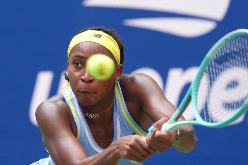 Petenis Amerika Serikat Coco Gauff beraksi melawan petenis Prancis Varvara Gracheva pada babak pertama US Open di USTA Billie Jean King National Tennis Center, New York, AS, Senin (26/8/2024). (ANTARA/AFP/Timothy A. Clary)