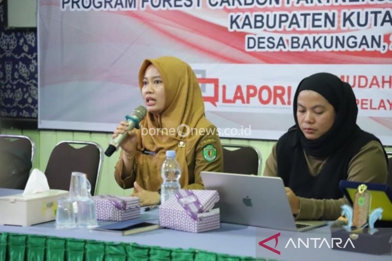 Pemateri Diskominfo Kaltim Mardiasih saat menjelaskan mengenai program SP4N-LAPOR kepada masyarakat Bakungan, Kukar. (ANTARA/HO-Diskominfo Kaltim).
