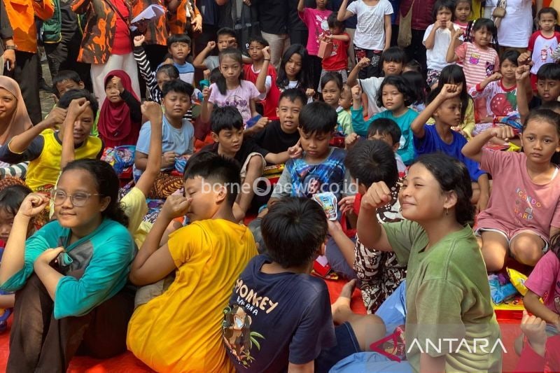 Sejumlah anak-anak di pengungsian tengah menjalani pemulihan mental di lokasi pengungsian belakang Rumah Sakit Agung, Jakarta, Sabtu (17/8/2024) ANTARA/Luthfia Miranda Putri
