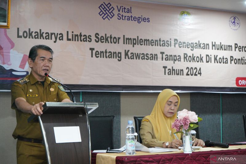 Penjabat Wali Kota Pontianak, Ani Sofian usai membuka Lokakarya Lintas Sektor Implementasi Penegakan Perda No 10 Tahun 2010 di Pontianak, Selasa (27/8/2024) (ANTARA/Dedi)