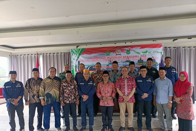 Suasana foto bersama para official Kemenag Sulsel yang mempersiapkan kontingen ke MTQ di Samarinda, Kaltim. Antara/ HO-Kemenag Sulsel