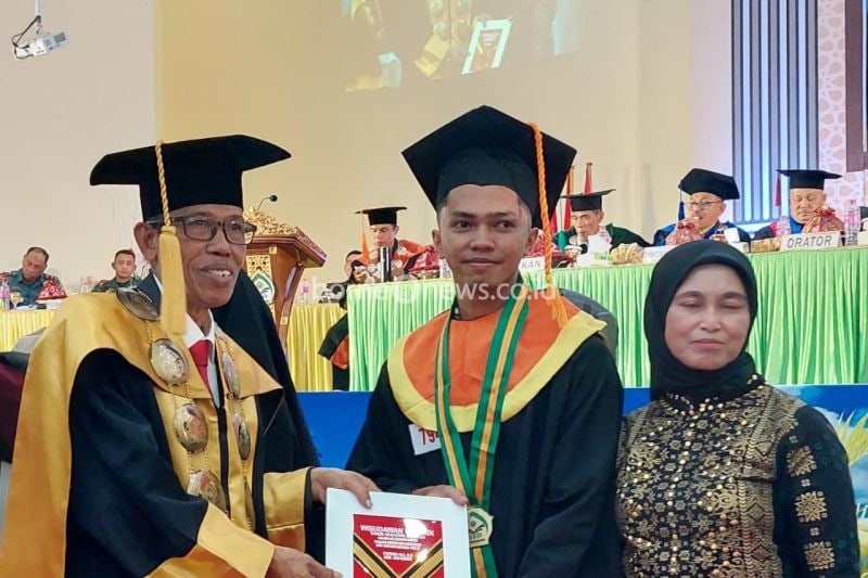 Rektor UIN Datokarama Palu Prof Lukman S Thahir (kiri) menyerahkan penghargaan kepada salah satu wisudawan berprestasi yang didampingi orang tua di sela-sela acara wisuda Program Sarjana, Magister, dan Doktor berlangsung di UIN Datokarama, Selasa (27/8/2024). ANTARA/HO-Humas UIN Datokarama Palu