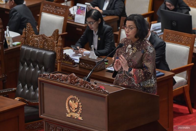 Menteri Keuangan Sri Mulyani Indrawati menyampaikan tanggapan pemerintah saat Rapat Paripurna ke-4 Masa Persidangan I Tahun Sidang 2024-2025 di Gedung Nusantara II, Kompleks Parlemen, Senayan, Jakarta, Selasa (27/8/2024). Rapat paripurna tersebut mencakup tanggapan pemerintah terhadap pandangan fraksi-fraksi di DPR terkait RUU APBN Tahun Anggaran 2025 beserta Nota Keuangannya. ANTARA FOTO/Fauzan/Spt.