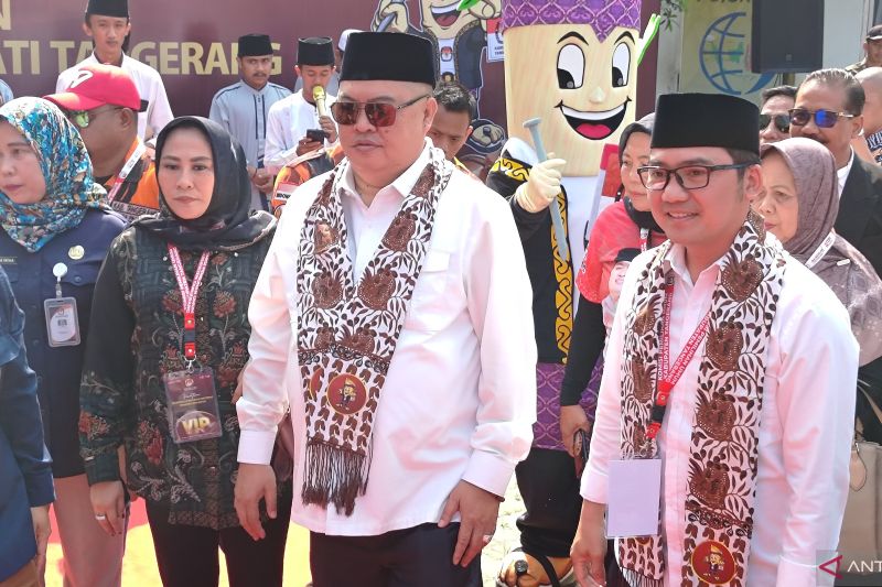 Pasangan calon bupati/wakil bupati jalur independen Zulkarnain-Lerru saat tiba di Kantor KPU untuk melakukan pendaftaran sebagai peserta Pilkada 2024. (Azmi Samsul Maarif)