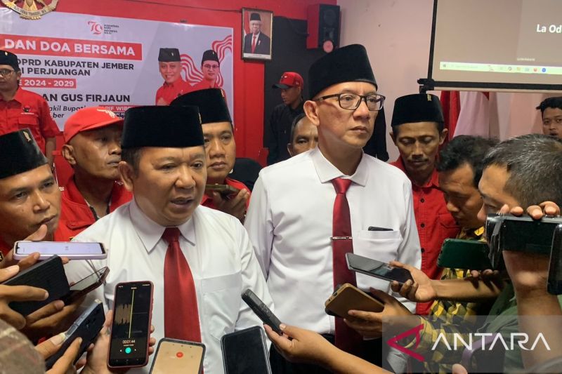 Arsip foto: Hendy Siswanto dan Gus Firjaun usai menghadiiri acara di Kantor DPC PDIP Jember usai pelantikan anggota DPRD Jember pada 21 Agustus 2024. (ANTARA/Zumrotun Solichah)