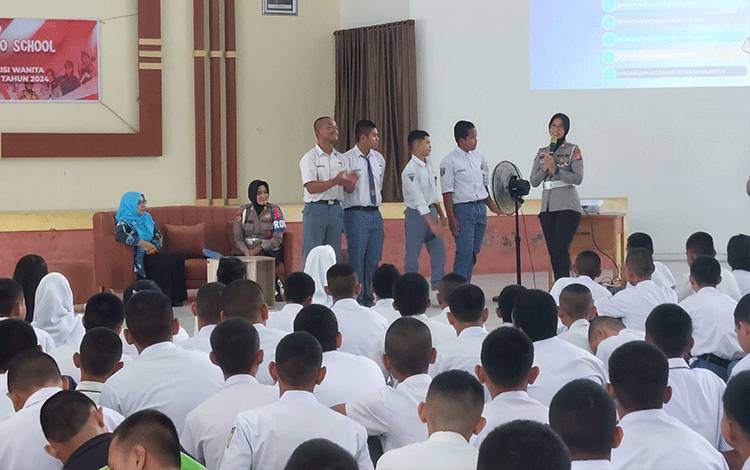 Polwan Polda Kalteng Edukasi Ratusan Siswa SMK Negeri 1 Palangka Raya