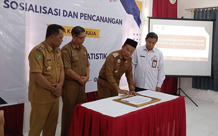Pejabat Bupati Sukamara Rendi Lesmana mencanangkan Desa Karta Mulia sebagai Desa Cinta Statistik atau Desa Cantik, pada Selasa, 27 Agustus 2024. (FOTO:NORHASANAH)
