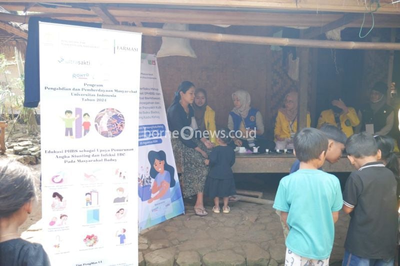 Pengmas UI saat lakukan screening kesehatan bagi masyarakat Badui. ANTARA/Humas UI.