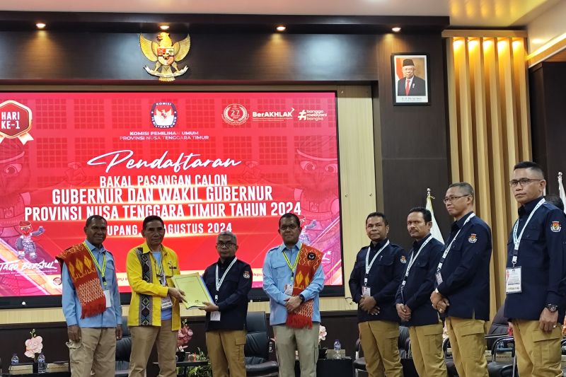 Pasangan Melki Laka Lena-Johni Asadoma merupakan pasangan calon Gubernur dan Wakil Gubernur NTT yang pertama kali hadir mendaftarkan diri ke KPU NTT, Kota Kupang, NTT, Selasa (27/8/2024). (ANTARA/Fransiska Mariana Nuka)