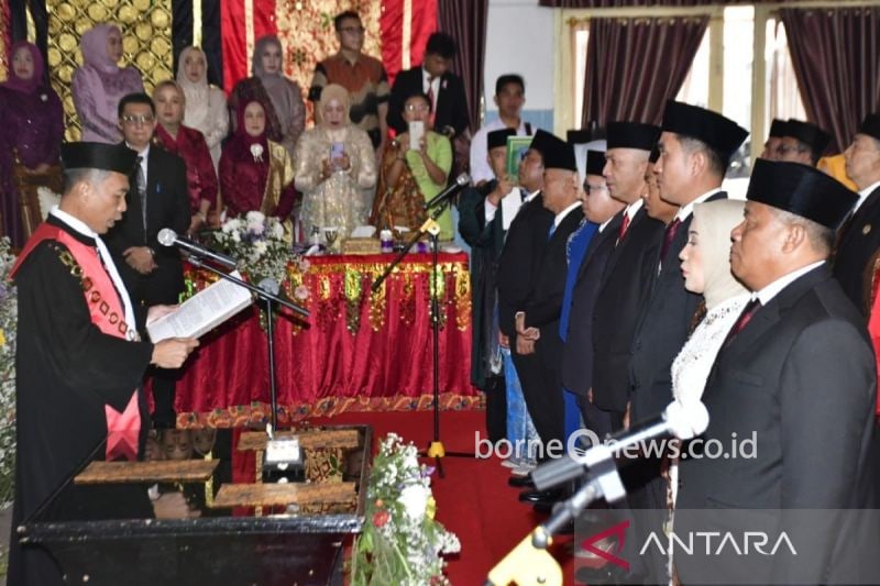 Pelantikan 30 anggota DPRD Kabupaten Rejang Lebong periode 2024-2029, Senin, (26/8/2024). ANTARA/Nur Muhamad