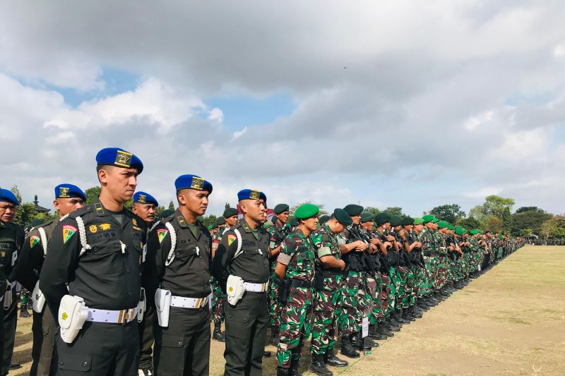 Ribuan personel TNI Kodam Udayana mengikuti apel gelar pasukan untuk pengamanan pertemuan internasional Indonesia-Africa Forum Ke-2 dan High Level Forum On Multi Stakeholder Partnerships (HLF-MSP) 2024 di Lapangan Niti Mandala, Renon, Denpasar, Bali, Selasa (27/8/2024). ANTARA/Rolandus Nampu