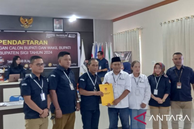 KPU Kabupaten Sigi Soleman didampingi komisioner lainnya saat menyerahkan berita acara kepada paslon Nirwansyah-Hesty Yulita di Kantor KPU Sigi Desa Maku, Kecamatan Dolo, Selasa (27/8/2024). ANTARA/Moh Salam