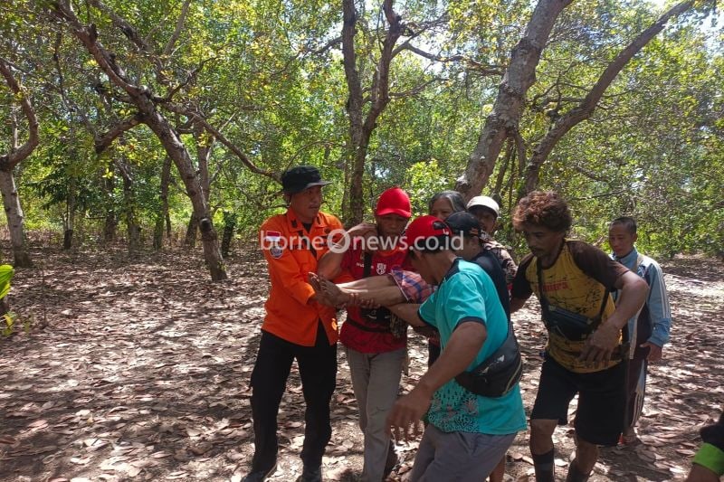 Tim SAR saat mengevakuasi korban bernama Akunia (66) yang dilaporkan hilang oleh pihak keluarga pada Senin (26/8/2024) sekitar pukul 18.00 WITA. (ANTARA/HO-Basarnas Kendari).