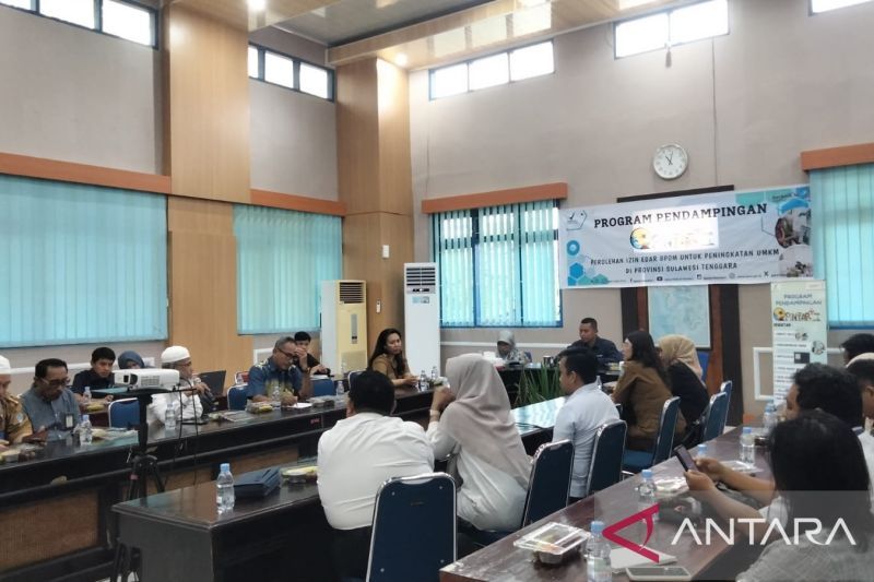 BPOM Kendari saat memberikan pendampingan kepada para UMKM. (Antara/La Ode Muh Deden Saputra)