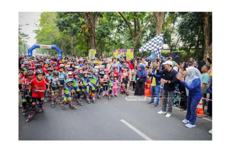 Arsip: Wali Kota Mataram H Mohan Roliskana (kiri pegang bendera) melepas peserta lomba skateboard dan sepatu roda, di Jalan Udayana Kota Mataram, Provinsi Nusa Tenggara Barat, pada Minggu (25/08/2024). (ANTARA/Kominfo)
