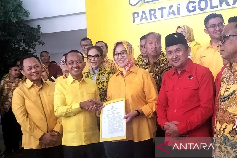 Airin Rachmi Diany dan Ade Sumardi menerima surat rekomendasi sebagai pasangan calon Gubernur Banten dalam Pilkada 2024 dari Ketua Umum Partai Golkar Bahlil Lahadalia di kantor DPP Partai Golkar, Jakarta, Selasa (27/8/2024). ANTARA/Walda Marison/aa.