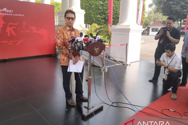 Health Minister Budi Gunadi Sadikin presenting his remarks at a press conference in the Presidential Palace Complex in Jakarta, Tuesday (August 27, 2024). ANTARA/Andi Firdaus/nbl.