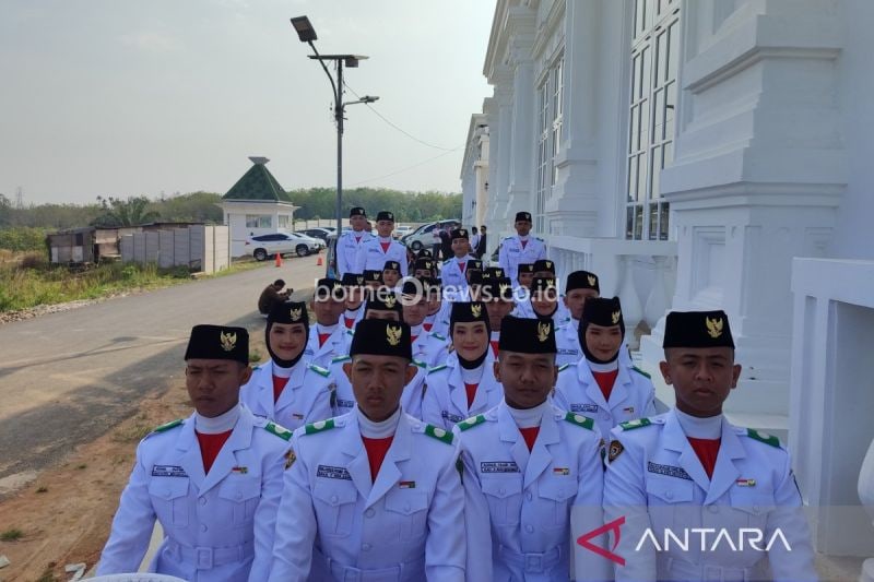 Anggota Paskibraka sebelum melaksanakan tugas mengibarkan bendera pada HUT RI di Kota Bengkulu. ANTARA/Anggi Mayasari