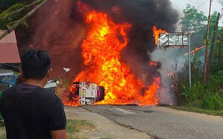 Truk Tanki Muatan Pertamax Terbakar di Jalan Provinsi Desa Dayu