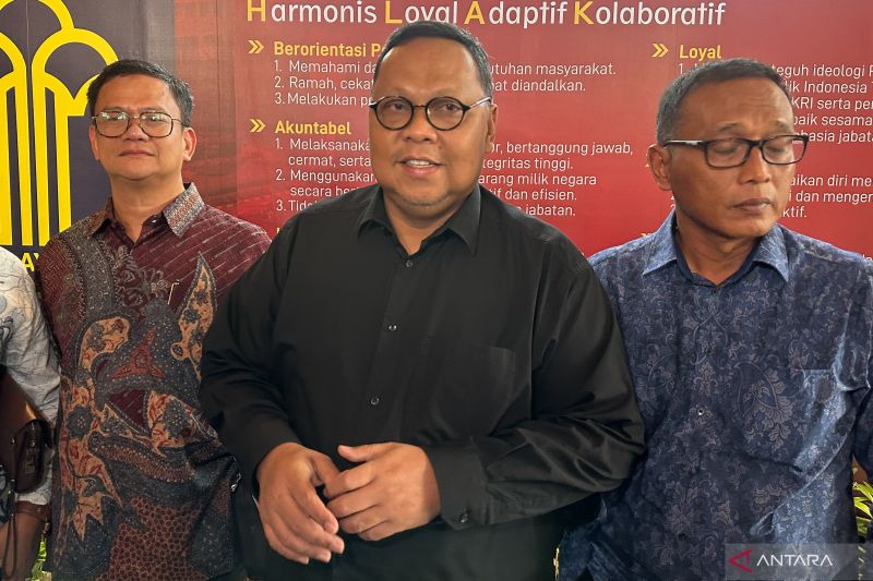 Mantan Sekjen PKB Lukman Edy (tengah) saat memberikan keterangan pers sebelum melaporkan konflik internal partainya di Kantor Kemenkumham, Jakarta, Selasa (27/8/2024). ANTARA/Rio Feisal