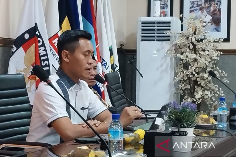 Anggota KPU Provinsi NTB Divisi Sosialisasi, Pendidikan Pemilih, Parmas, dan SDM Agus Hilman. (ANTARA/Nur Imansyah).