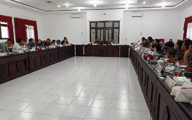 Situasi ketika rapat internal pemberngukan fraksi pendukung Dewan, Senin, 26 Agustus 2024. (FOTO: IST)