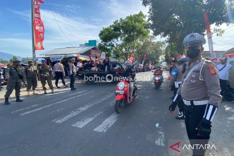 Polisi melakukan pengamanan di kawasan Kantor KPU Kabupaten Garut, Jawa Barat, Selasa (27/8/2024). (ANTARA/Feri Purnama)