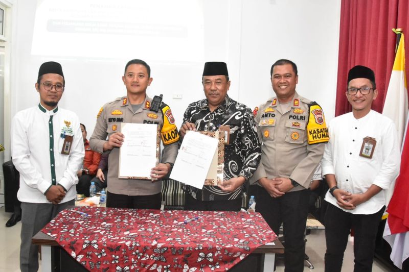 Ketua Baznas Bengkalis, Ismail dan Kapolres Bengkalis AKBP Setyo Bimo Anggoro usai mendatangani kerja sama pelatihan Diksar Satpam. ANTARA/HO-Diskominfotik Bengkalis