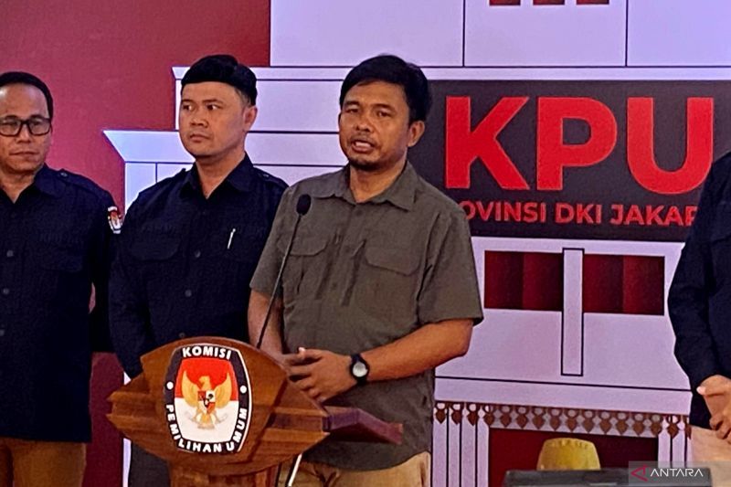 Ketua Divisi Teknis Penyelenggaraan Komisi Pemilihan Umum (KPU) Idham Holik dalam konferensi pers pendaftaran bacagub-bacawagub Pilkada DKI di Kantor KPU DKI Jakarta, Selasa (27/8/2024). ANTARA/Luthfia Miranda Putri