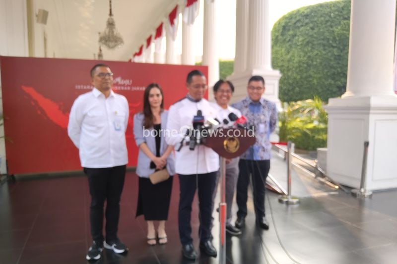 Kepala Kantor Komunikasi Kepresidenan Hasan Nasbi memberikan keterangan kepada wartawan di Istana Kepresidenan Jakarta, Selasa (27/8/2024). ANTARA/Andi Firdaus