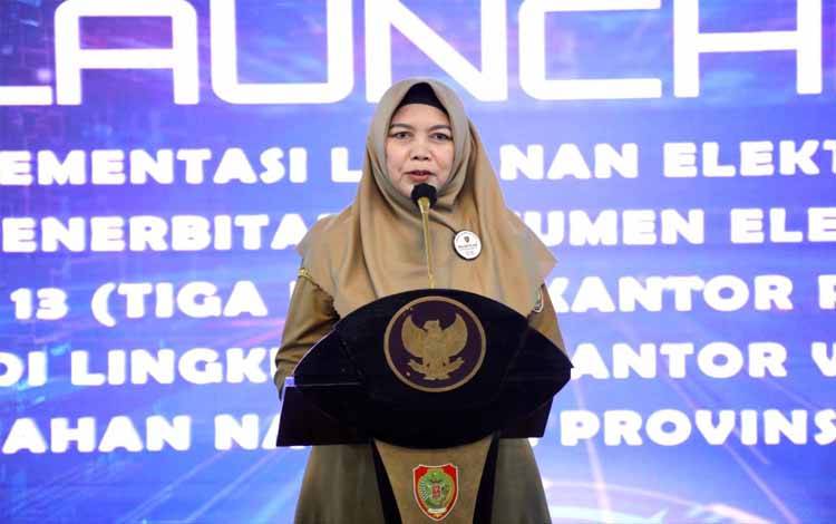 Asisten Ekbang Setda Provinsi Kalteng Sri Widanarni bacakan sambutan Sri saat rangkaian launching layanan elektronik pertanahan Kalteng di Palangka Raya, Selasa, 27 Agustus 2024. (FOTO: FERY)