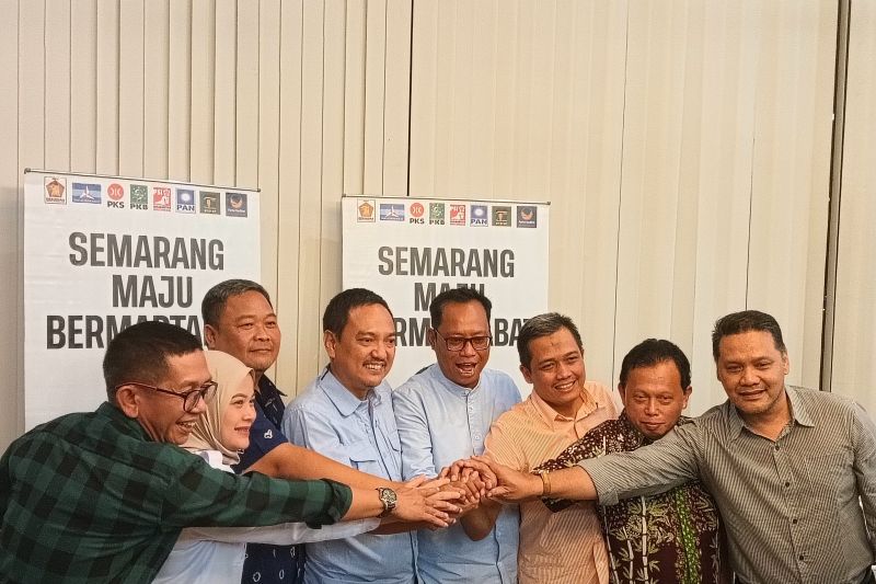 Pasangan bakal calon wali kota dan wakil wali kota Semarang Yoyok Sukawi-Joko Santoso bersama para pimpinan partai pengusung. (ANTARA/Zuhdiar Laeis)
