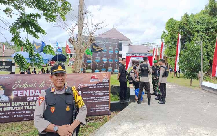 Personel Gabungan Amankan Pendaftaran Calon Bupati dan Wakil Bupati di KPU Seruyan