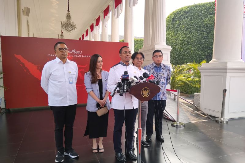 Kepala Kantor Komunikasi Kepresidenan/Presidential Communication Office (PCO) Hasan Nasbi memberikan keterangan di Istana Kepresidenan, Jakarta, Selasa (27/8/2024). ANTARA/Andi Firdaus