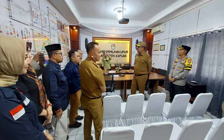Pj Bupati Kapuas, Darliansjah saat kunjungi Kantor KPU Kapuas, Selasa, 27 Agustus 2024. (FOTO: DODI)