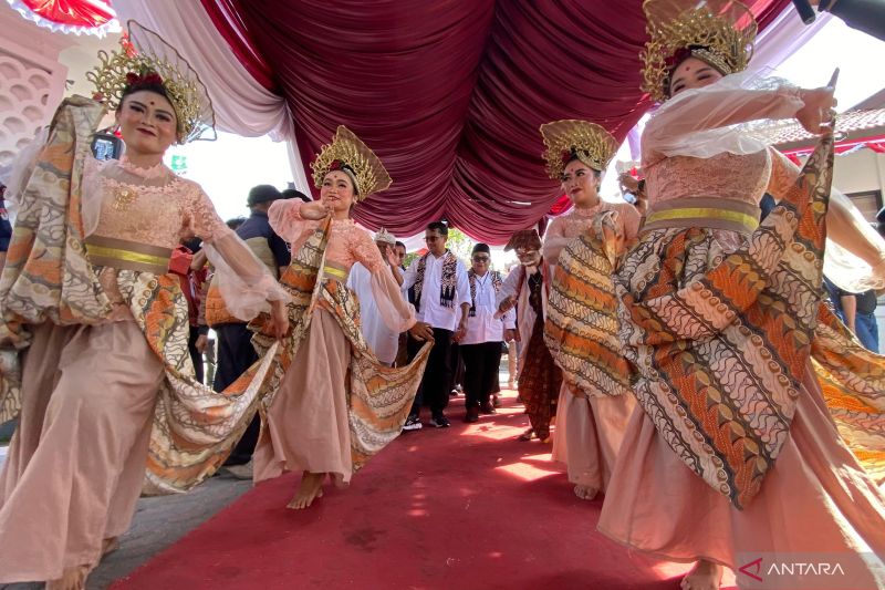 Sejumlah penari menyambut kedatangan bakal pasangan calon bupati/wakil bupati yang akan daftar menjadi peserta Pemilihan Kepala Daerah (Pilkada) Kabupaten Garut di Kantor KPU Garut, Jawa Barat, Selasa (27/8/2024). ANTARA/Feri Purnama.