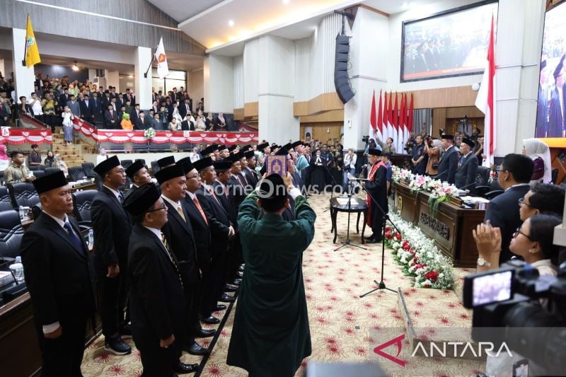 Ketua Pengadilan Negeri (PN) Cibinong Sugeng Sudrajat melantik 55 Anggota DPRD Kabupaten Bogor periode 2024-2029 di Gedung DPRD, Cibinong, Bogor, Jawa Barat, Selasa (27/8/2024). (ANTARA/HO-Humas Pemkab Bogor)