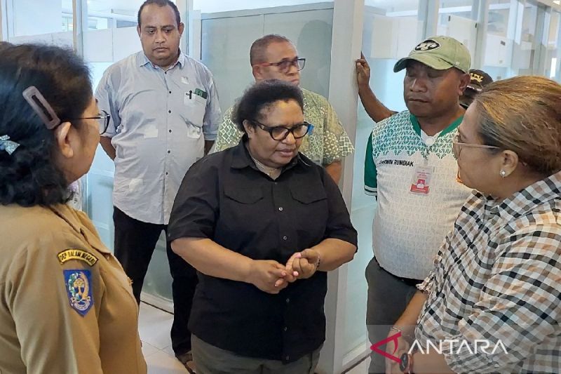 Penjabat Gubernur Papua Tengah Ribka Haluk saat meminjau keseiapan RSUD Jayapura, di Kota Jayapura, Papua, Selasa (27/8). ANTARA/Qadri Pratiwi