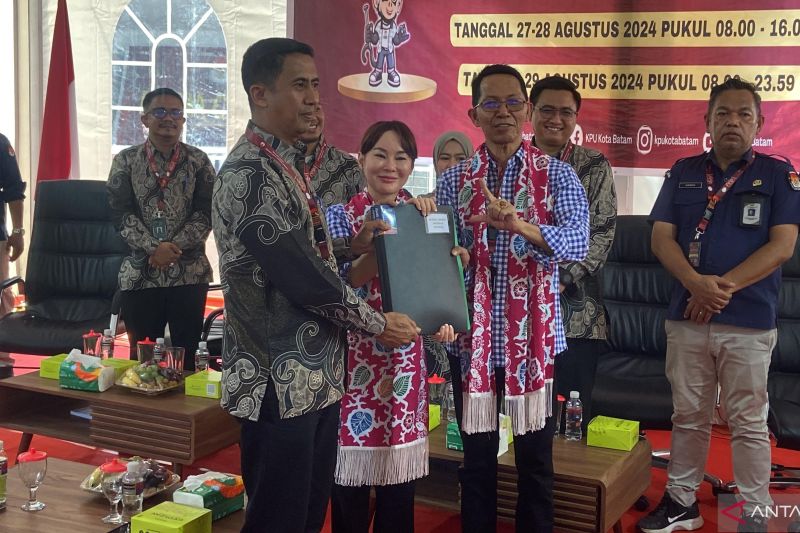 Pasangan Amsakar-Li Claudia Mendaftar di Pilkada Batam 2024