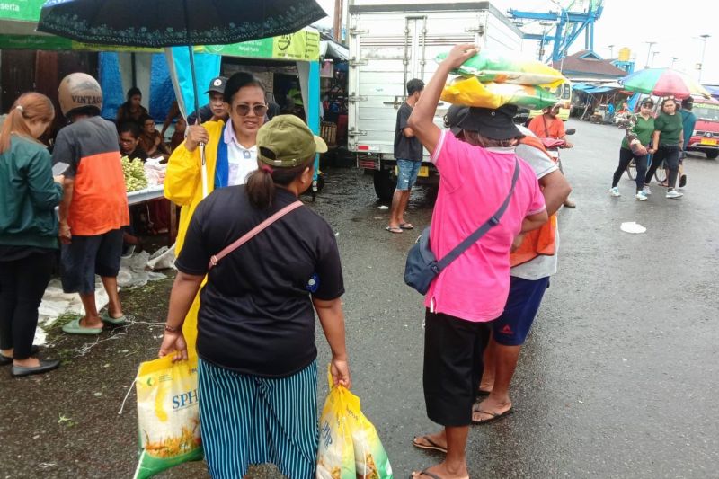 Warga membeli beras SPHP Bulog pada Gerakan Pangan Murah di Ambon (Antara/John Soplanit)