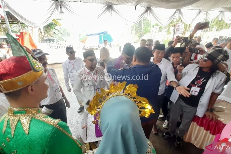 Proses penyambutan pasangan calon yang melakukan pendaftaran pada Pilkada Serentak Tahun 2024 di Kantor KPU Kabupaten Bone Bolango, pada Selasa (27/8). (ANTARA/Zulkifli Polimengo)