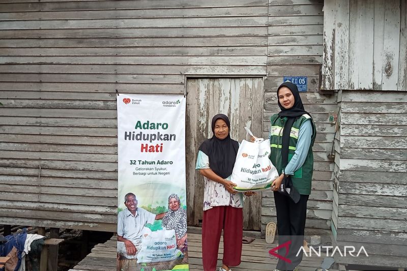 Tim Adaro dari Rumah Zakat saat menyerahkan bantuan sembako dari HUT Ke-32 PT Adaro Energy Indonesia di Desa Jarenang, Kecamatan Kuripan, Kabupaten Barito Kuala, Kalsel, Selasa. (27/8/2024). (ANTARA/Sukarli)