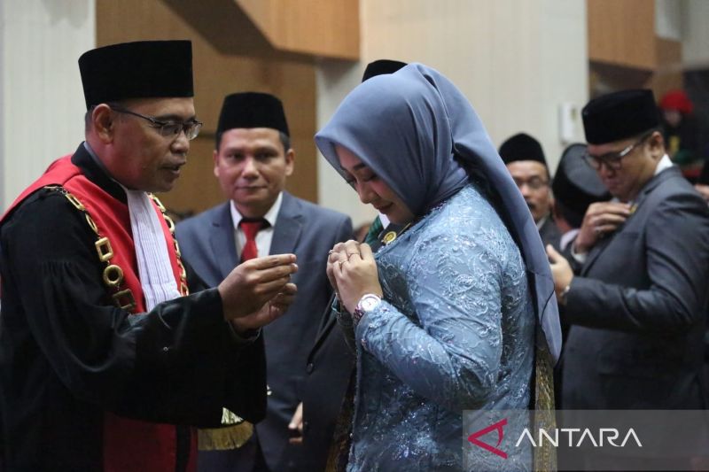 Anggota termuda DPRD Kabupaten Bogor periode 2024-2029 Nurunnisa Setiawan (kanan) di Gedung DPRD, Cibinong, Bogor, Jawa Barat, Selasa (27/8/2024). ANTARA/HO-DPRD Kabupaten Bogor